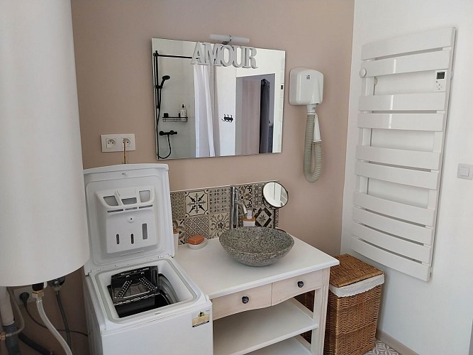 Salle d'eau avec Vasque, sèche serviette, sèche cheveux, machine à laver au Gîte