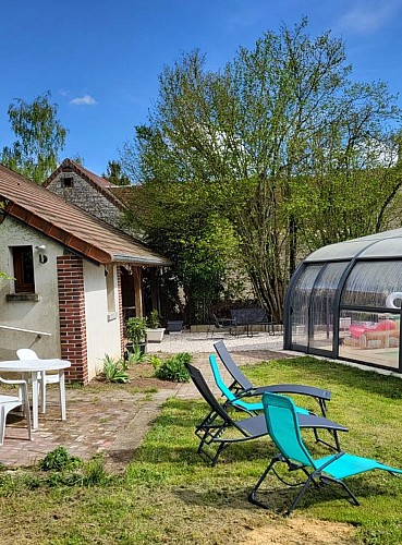 Piscine avec chaise longue et terrasses