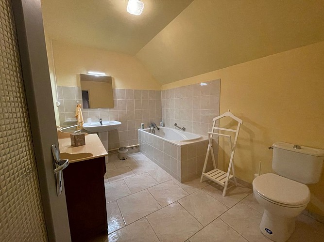 salle de bain - étage du gîte de Charny
