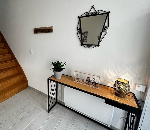 ENTREE ET ESCALIER MENANT AUX CHAMBRES