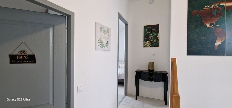 PIECE PALLIERE DONNANT SUR SDD ET CHAMBRES