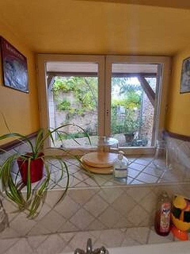 cuisine vue cour depuis l'evier - Gîte du Saint-Laurent