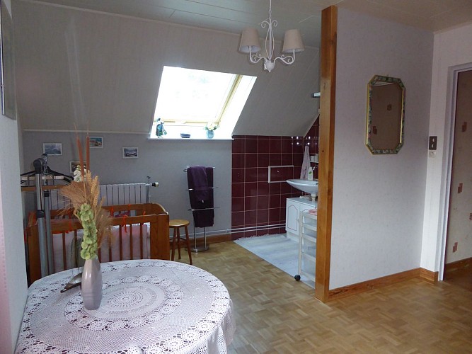 chambre 2 avec douche et lavabo