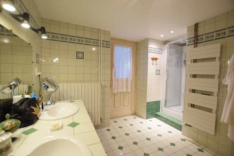 Salle de Bain, baignoire, douche et dubles vasques donnant sur le spa