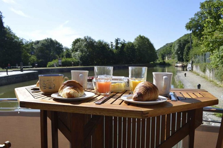 Petit déjeuner sur le pont
