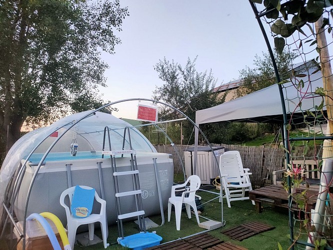 Piscine - coin salon sous tonnelle de jardin et transat