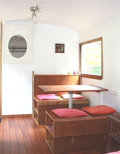 Intérieur de la roulotte du Serein