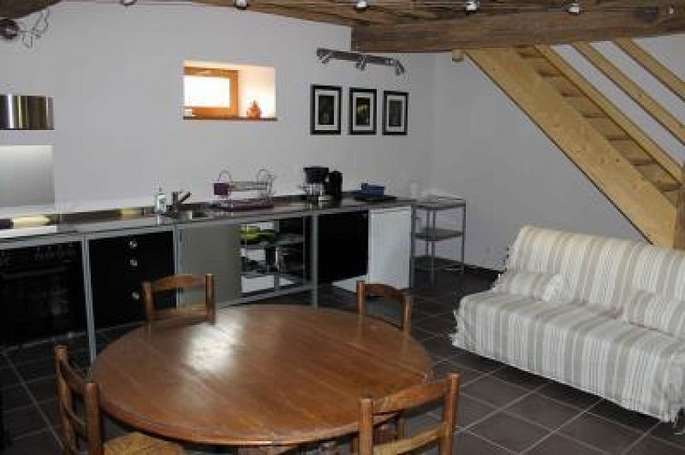 La cuisine et salle à manger, le canapé convertible du Gîte réserve de l'écureui