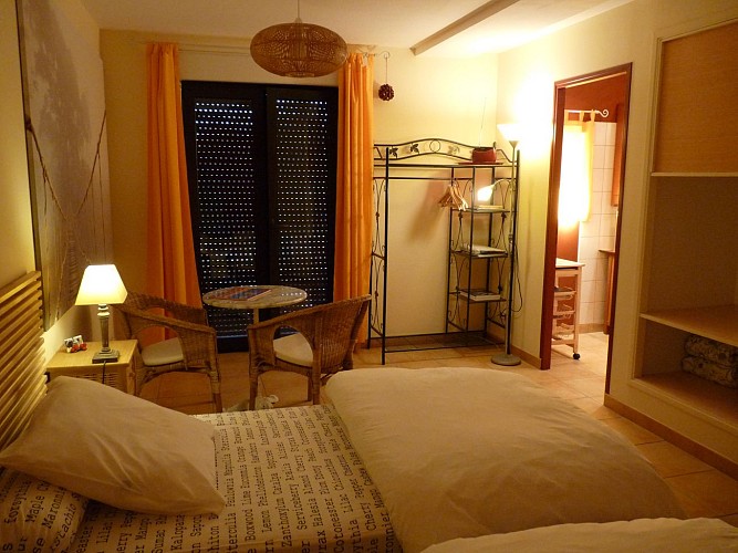 Coin salon dans la chambre