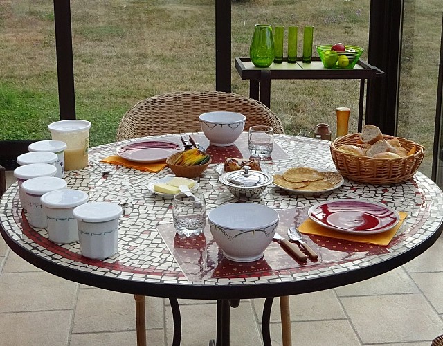 Petit déjeuner dans la véranda l'été