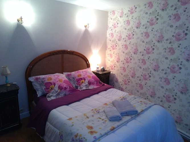 chambre-rose-fleurie