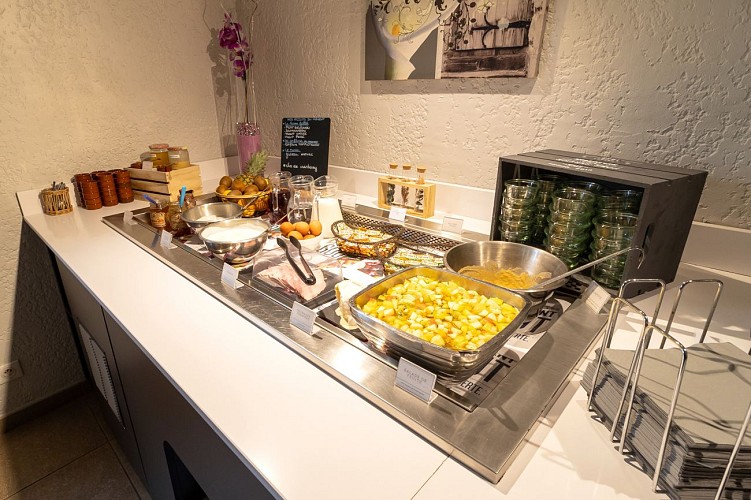 Buffet petit-déjeuner Kyriad Direct Appoigny