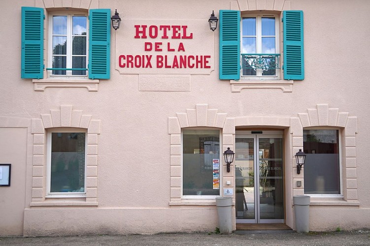 Façade-hôtel-restaurant-lacroix-blanche-villiers-saint-benoit (1)