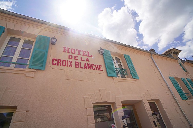 Façade-hôtel-restaurant-lacroix-blanche-villiers-saint-benoit (4)