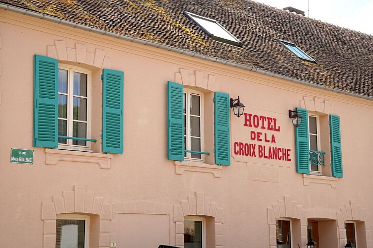 Façade-hôtel-restaurant-lacroix-blanche-villiers-saint-benoit (7)