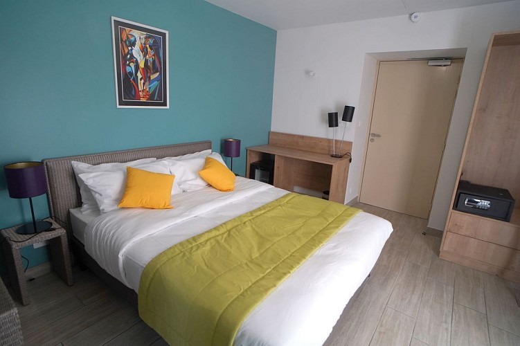 chambre-pmr-hôtel-restaurant-puisaye-villiers-saint-benoit (3)