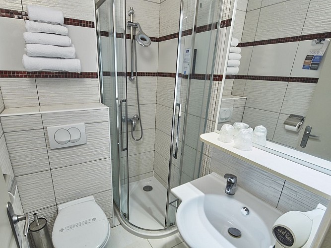 salle de bain - KYRIAD APPOIGNY