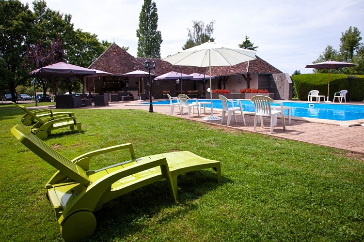 Le Relais Fleuri - piscine et terrasse