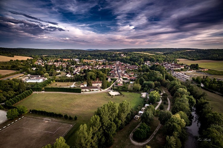 Le camping d'Arcy-sur-Cure vu par drone
