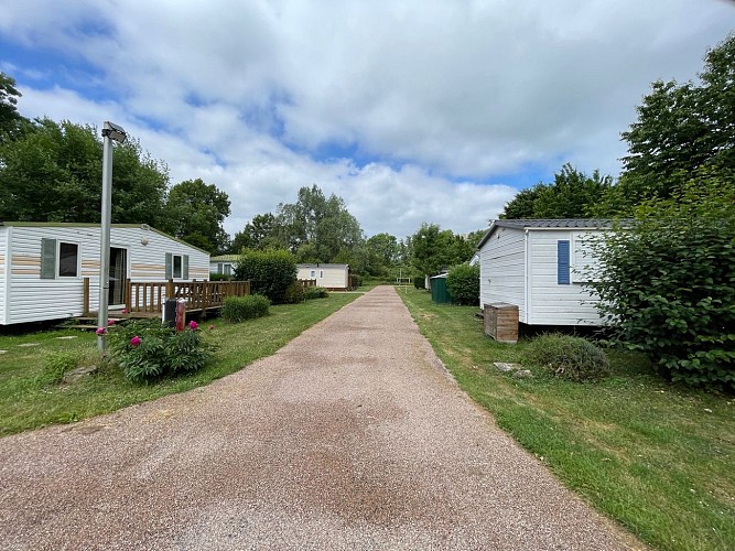 camping les platanes Charny - allée de mobilhomes