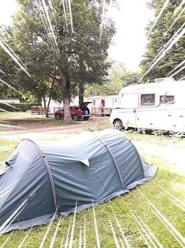 emplacements plats, stabilisés - Camping Parc du Château
