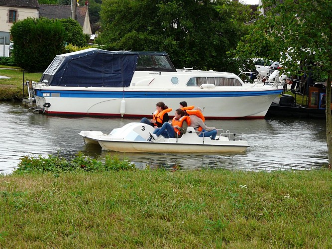 Activité pédalo - Camping Les Lancières - Rogny les 7 Ecluses