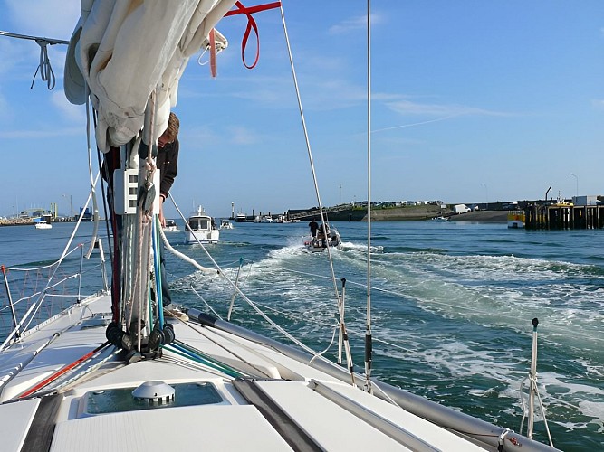 Le Mora II sort des ecluses de Ouistreham