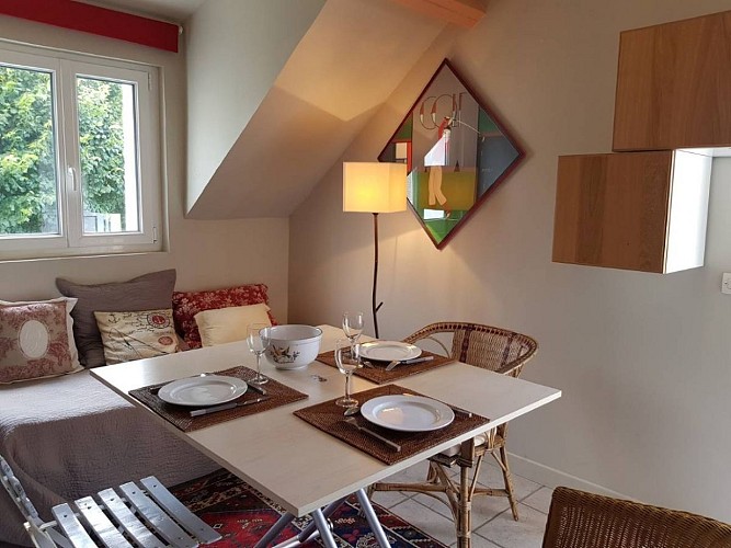 table dans pièce principale