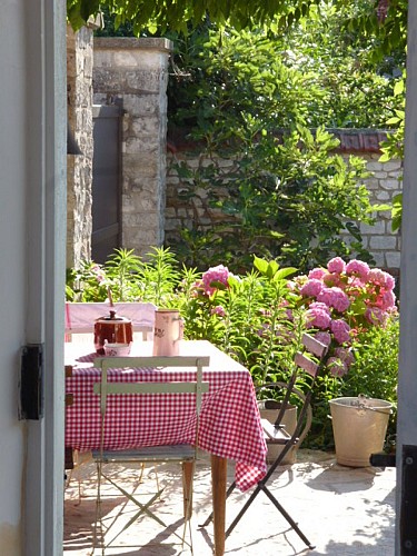 Extérieur_ chambre d'hotes d'Aude a Lery_ petit déjeuner au soleil