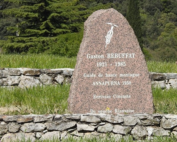 La stèle à la mémoire de Gaston Rébuffat