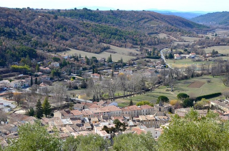 Au pied de la colline, on aperçoit les colonnes