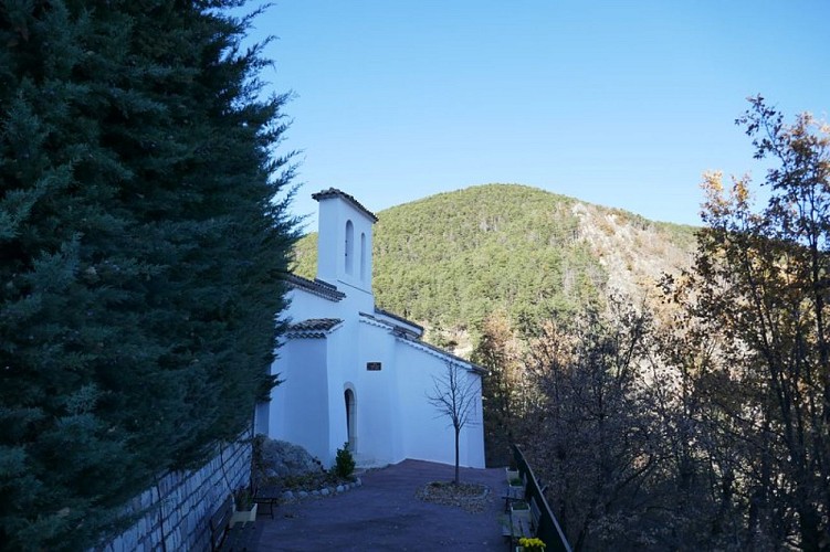 L’église Sainte Anne, depuis le bord de route