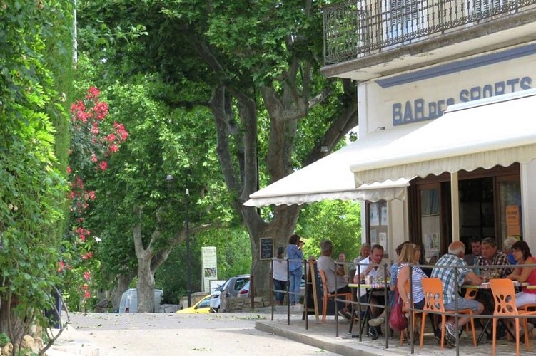 Bar des sports à l'angle de la place