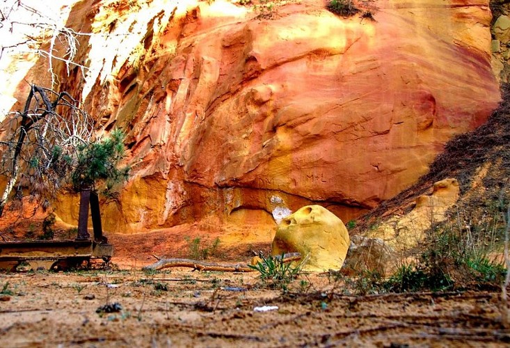 Ancien front de taille d'extraction d'ocre à Villars