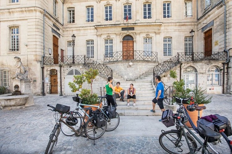 Parvis de la sous-préfecture et de la mairie d'Apt