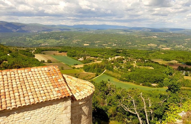 Chapelle Saint-Pierre et vue sur Auribeau