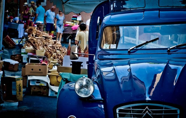 Jour de marché à Bonnieux