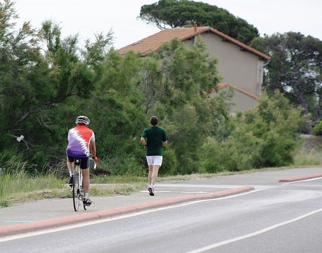 Cycliste et coureur sur la route Napoléon