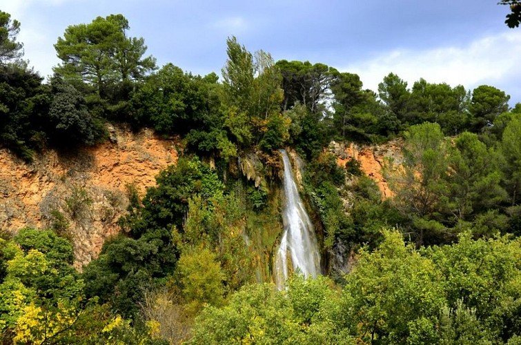 La cascade vue de loin