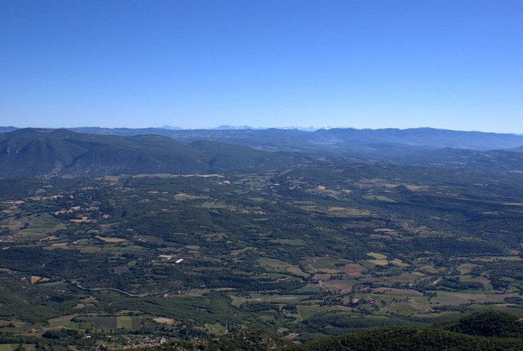 Castellet, la vallée du Calavon et les Alpes au loin