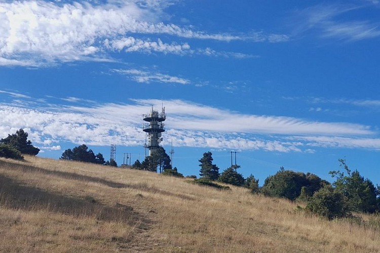 Antennes et lignes électriques au sommet du Mourre Nègre