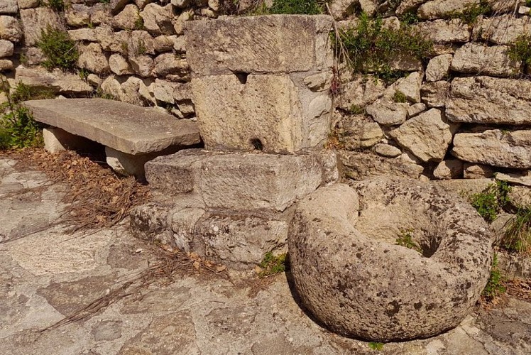 Auge et banc en pierre taillée