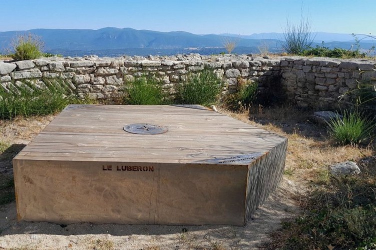 Point de vue vers le nord depuis le castrum d'Auribeau