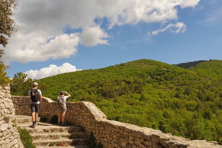 Vue vers l'est et le massif depuis les escaliers du castrum