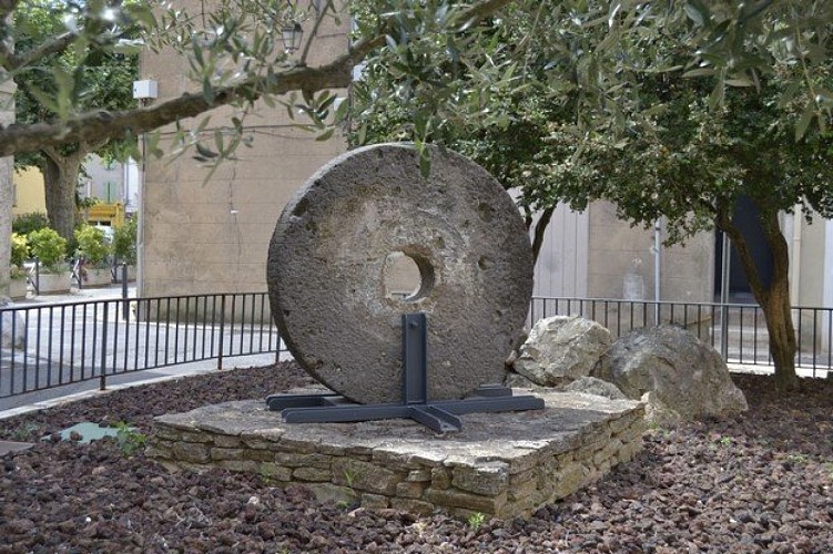 Meule de moulin mise en honneur dans le village pour témoigner de l'importance des moulins dans le village