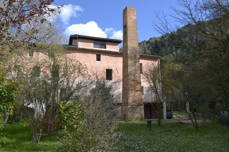 L'ancienne cheminée du moulin encore visible dans le jardin