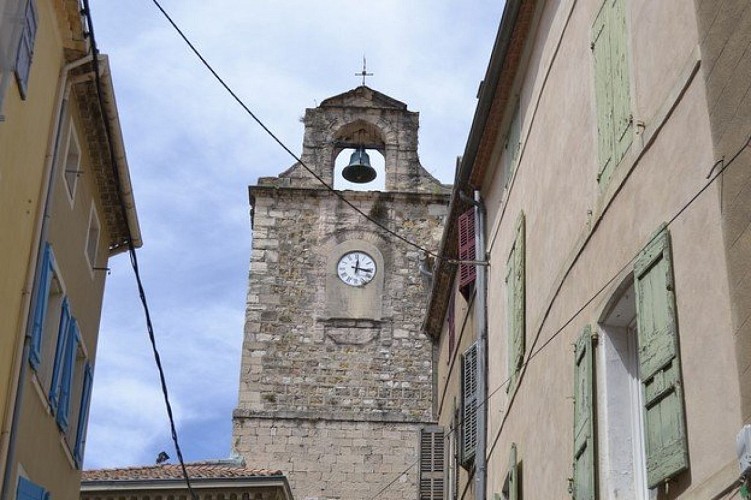 Le beffroi qui surmonte la porte des remparts