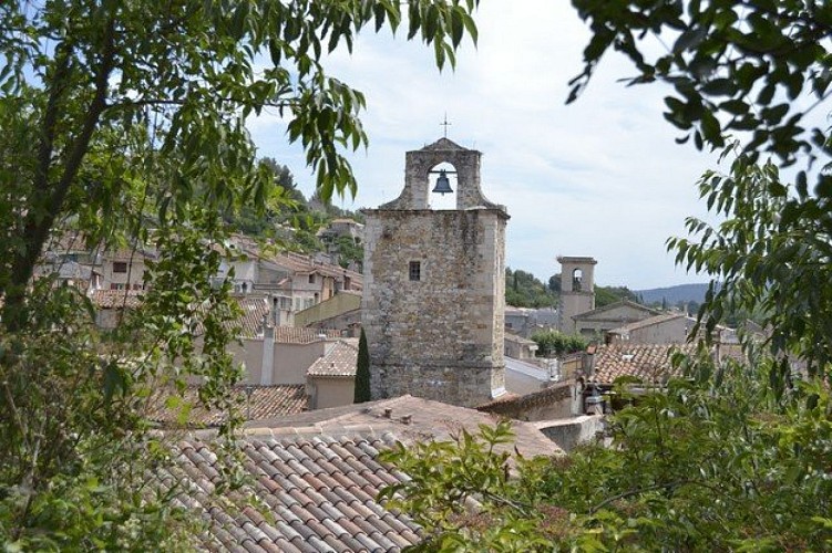 Le village d'Auriol avec son beffroi et la tour de son église