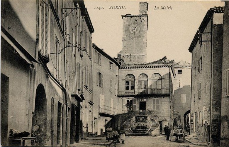 L'ancienne mairie, aujourd'hui devenue le musée Martin Duby