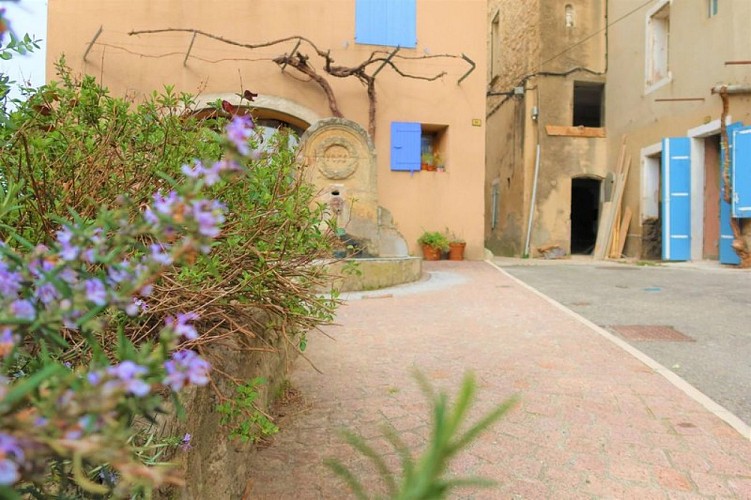 Fontaine rue du Portail Matheron et sa petite place